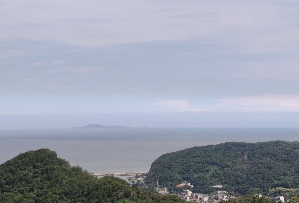 白云山上远眺海景