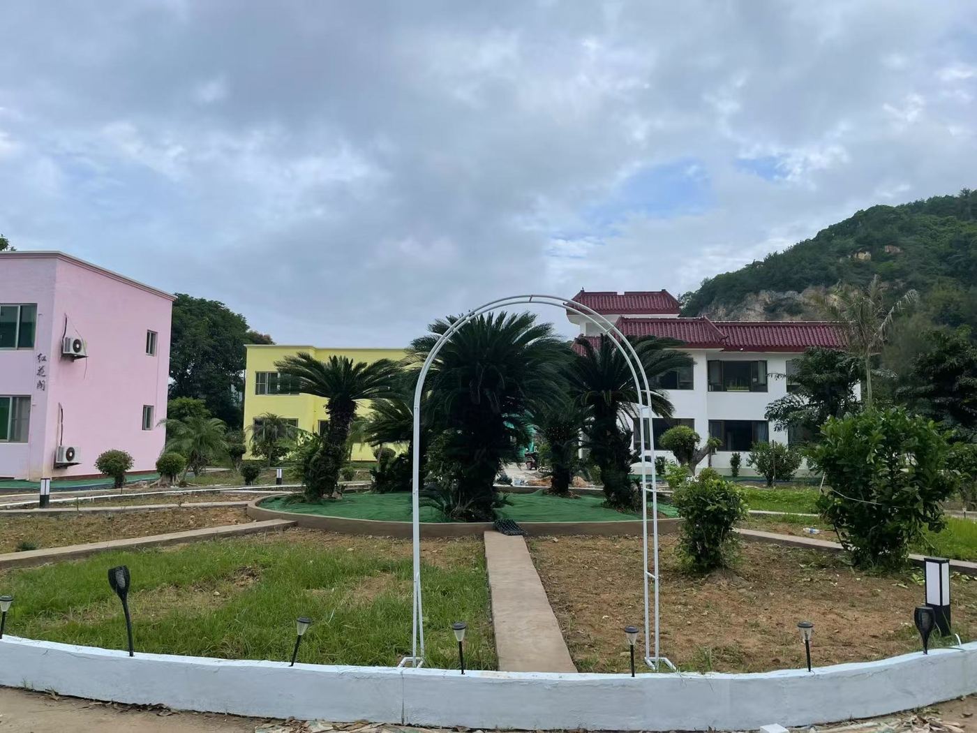 别墅外观和门前的花坛，白天