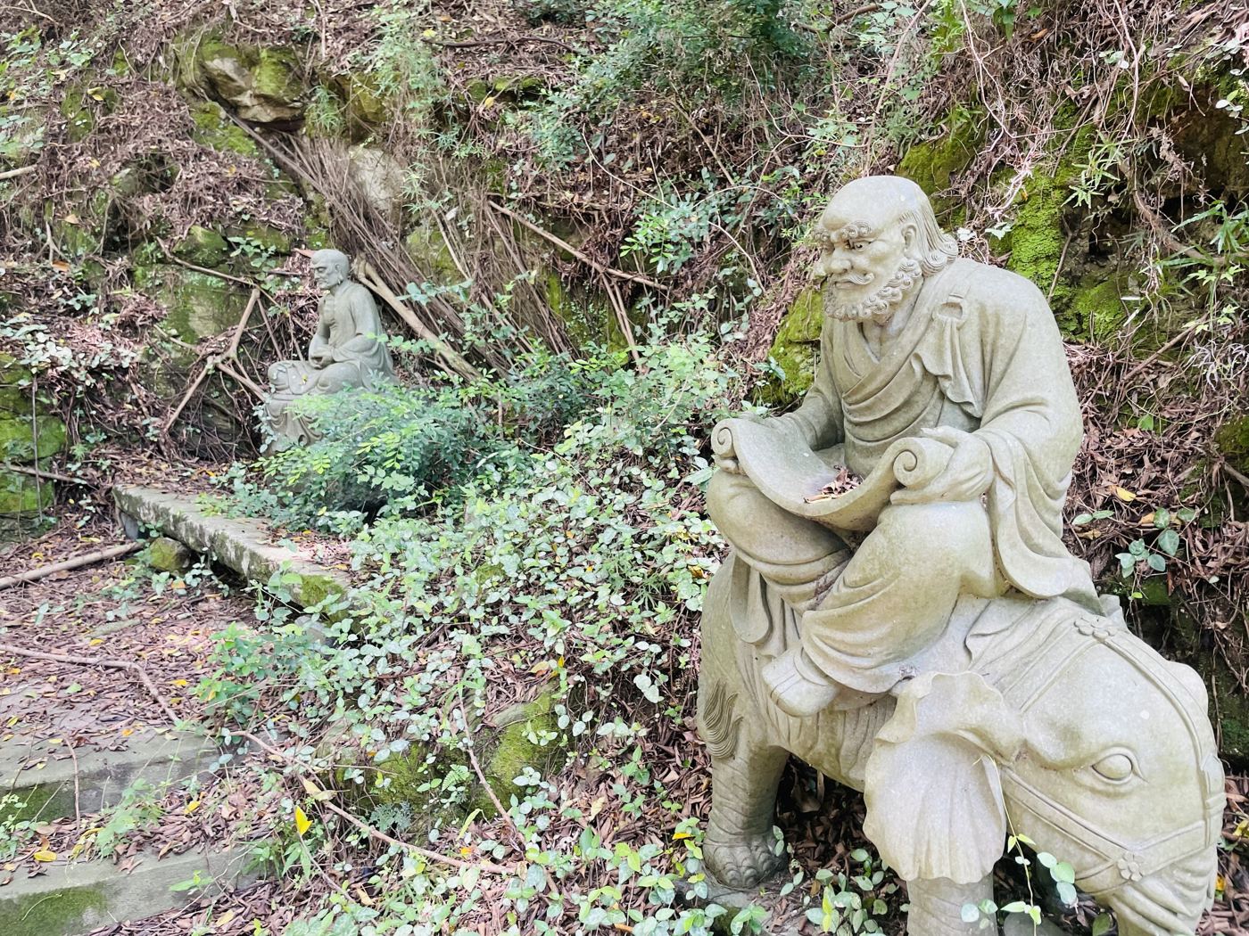 山路边的罗汉石像