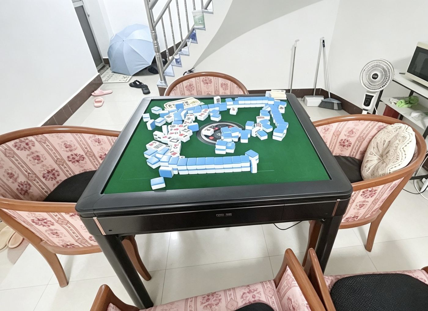别墅一楼的麻将桌
