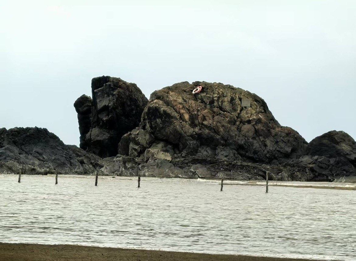 海边的大礁石,退潮后露出沙滩