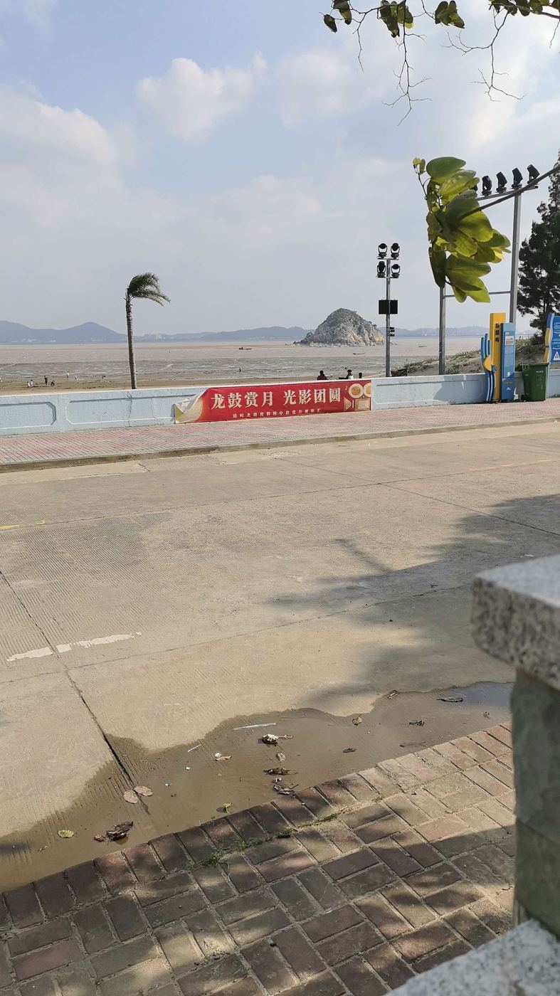 海上升起的红色月亮